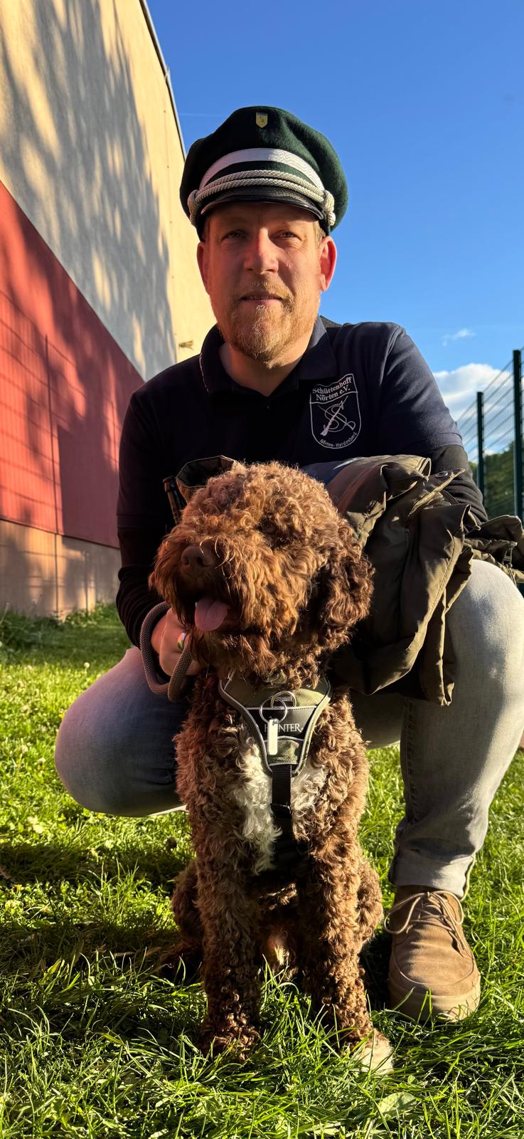 Bürgermeisterkandidat Marc Tesmar mit Hund Theo